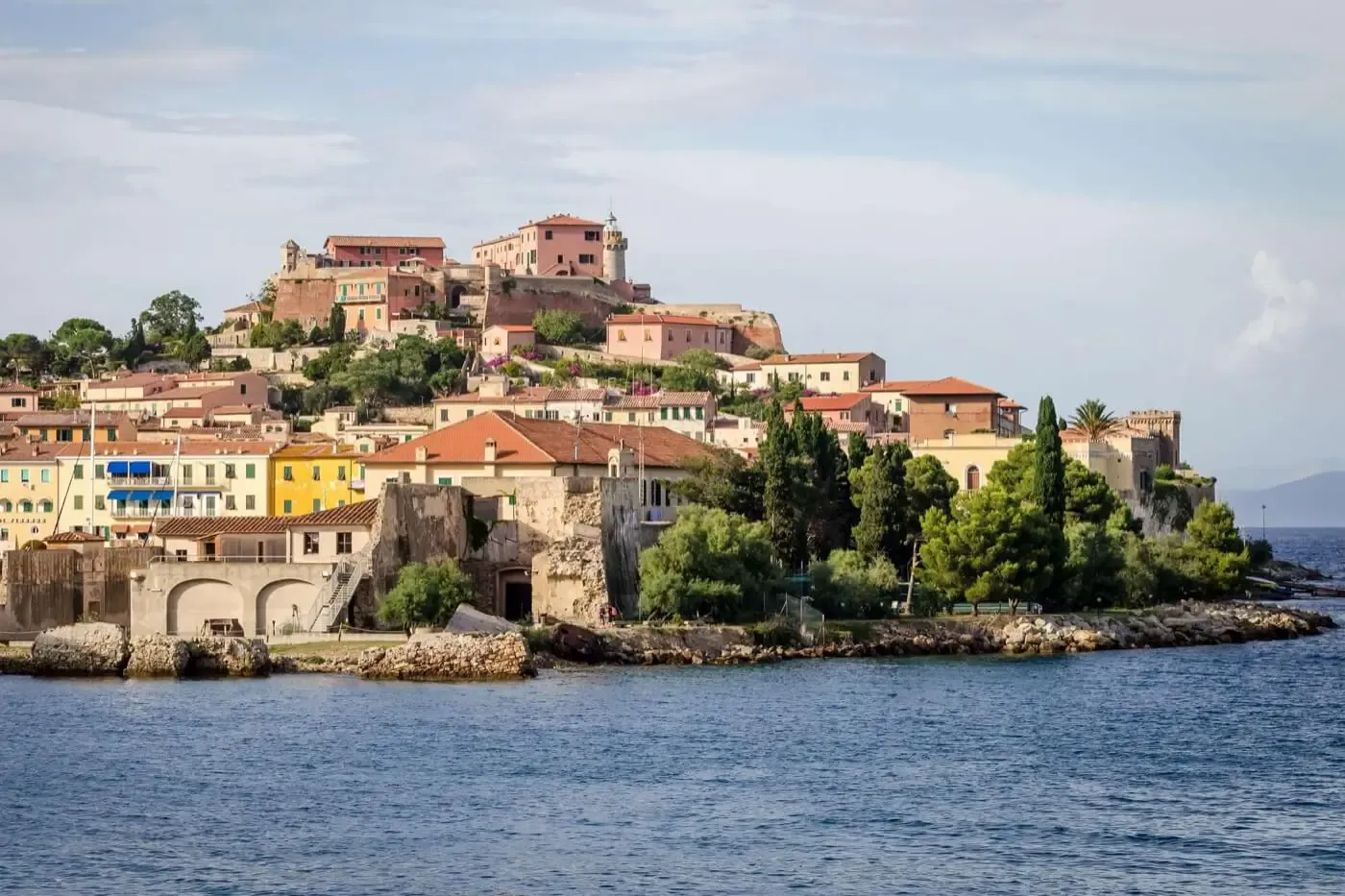 Ferries vers l'île d'Elbe 2024 Comparez les traversées et les prix des ferries