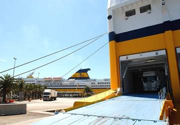 corsica_ferries_mega_express_five_unloading