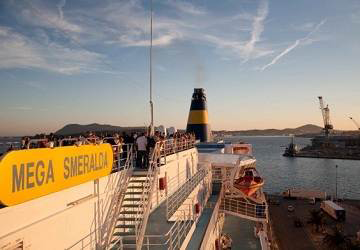 corsica_ferries_mega_smeralda_on_deck