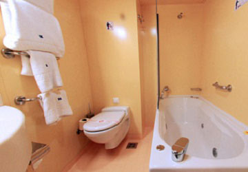 grimaldi_lines_cruise_barcelona_bathroom