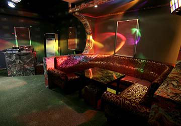 dbs_cruise_ferry_eastern_dream_night_club_booth