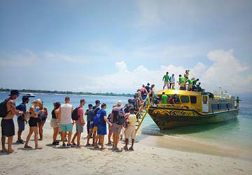 golden_queen_fast_boat_golden_queen_fast_boat_boarding