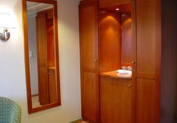 polferries_wawel_lux_cabin_wardrobes