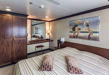 st_peter_line_princess_anastasia_suite_bed